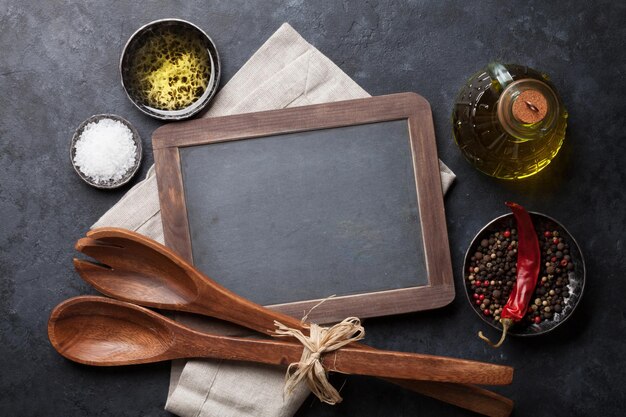 Tablica z menu i narzędziami kuchennymi